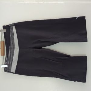 Lululemon. Grey cropped capris.